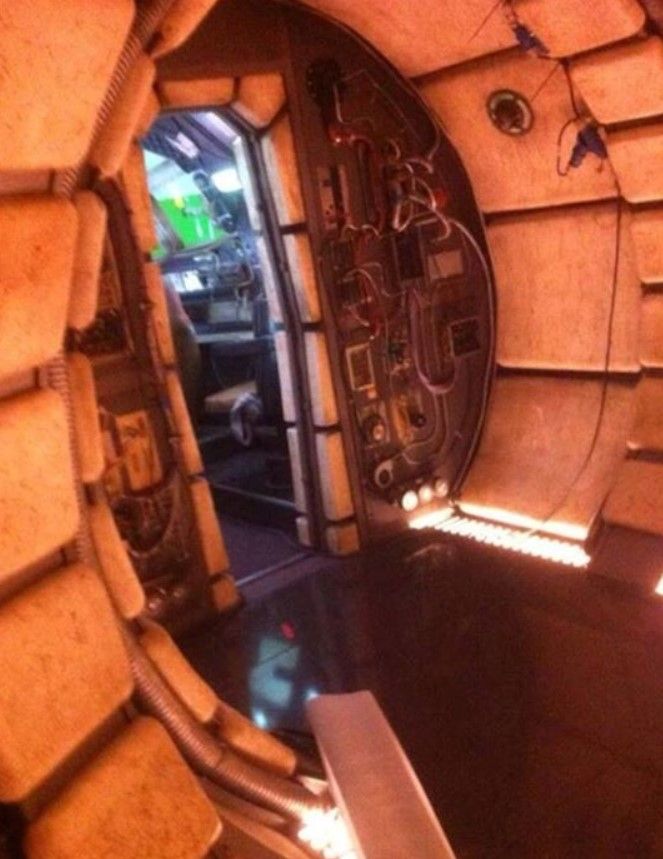 millennium-falcon-04_zpsb44cdbbe.jpg