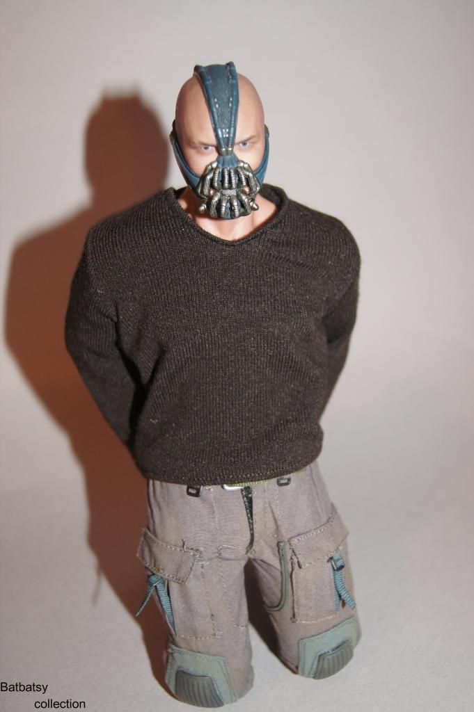 http://i778.photobucket.com/albums/yy67/Batbatsy/Hot%20Toys%20Bane/13_zps047d2705.jpg