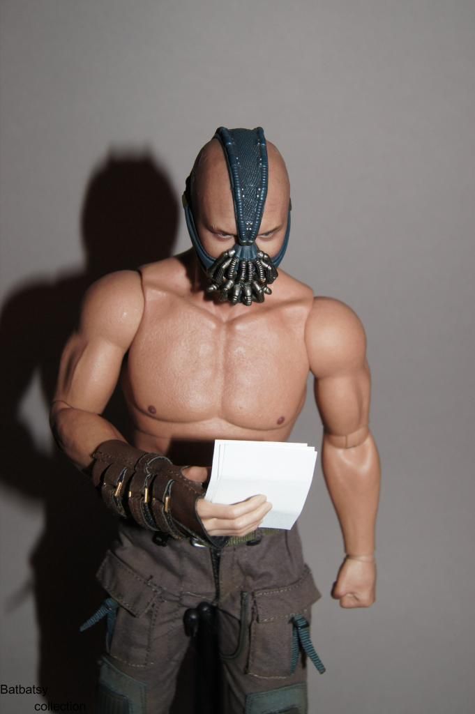 http://i778.photobucket.com/albums/yy67/Batbatsy/Hot%20Toys%20Bane/14_zpse31937b5.jpg