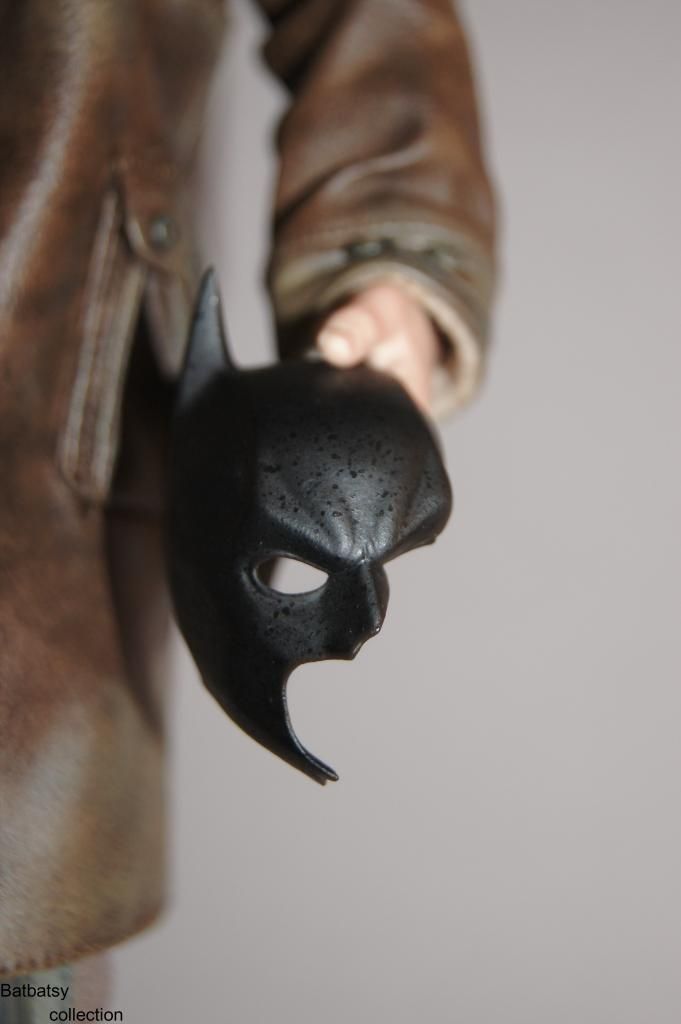 http://i778.photobucket.com/albums/yy67/Batbatsy/Hot%20Toys%20Bane/5_zpsbb5226c7.jpg