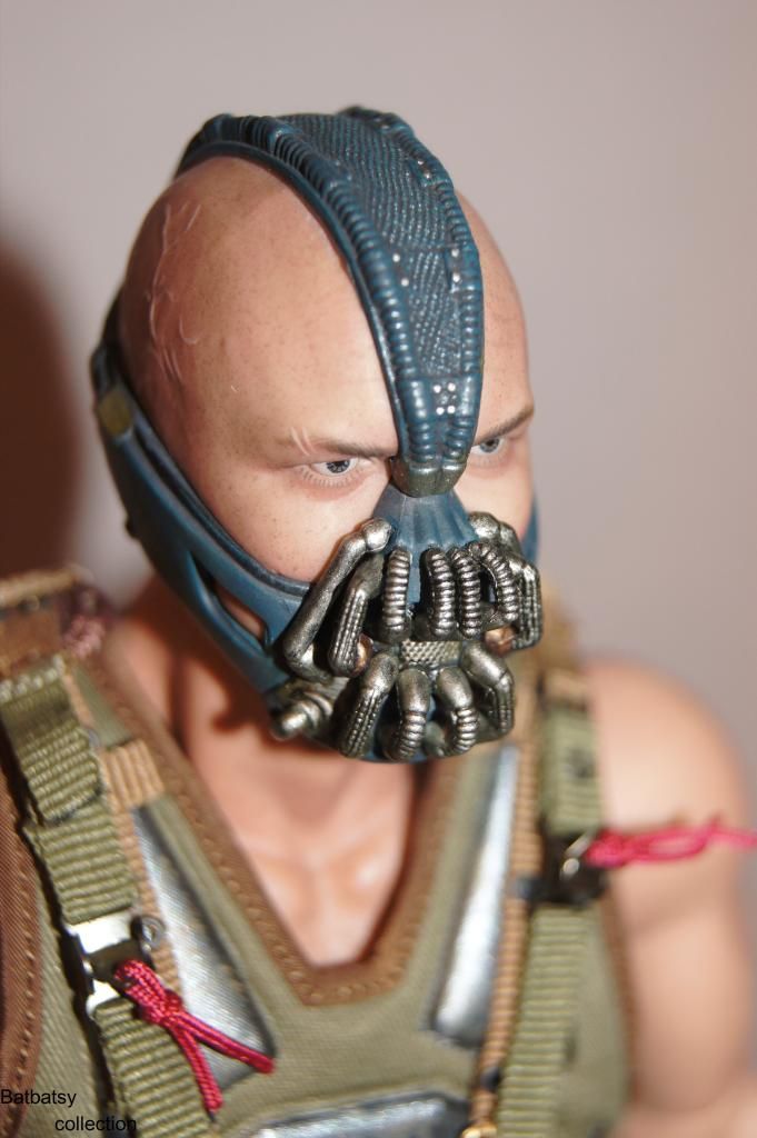 http://i778.photobucket.com/albums/yy67/Batbatsy/Hot%20Toys%20Bane/8_zps0602c87a.jpg