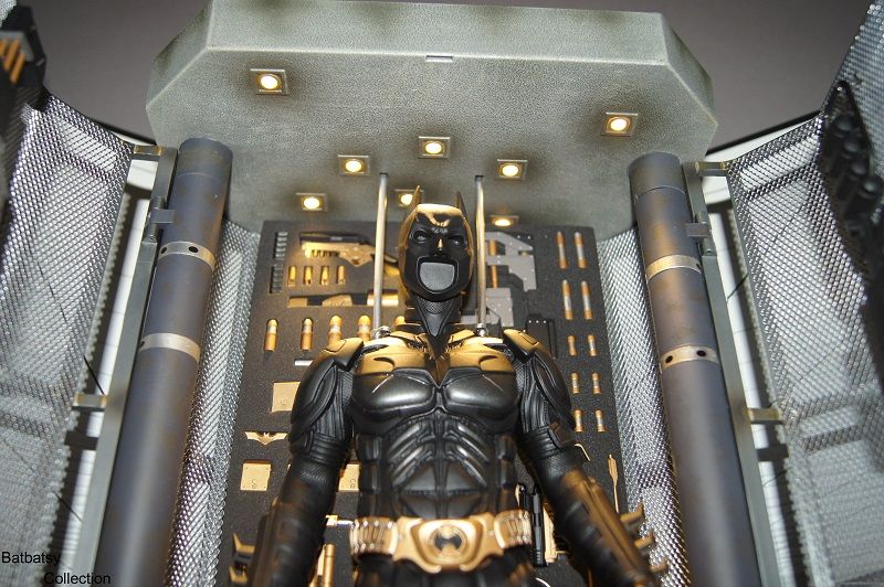 http://i778.photobucket.com/albums/yy67/Batbatsy/Hot%20Toys%20Bat%20Armory/27_zps595a8773.jpg