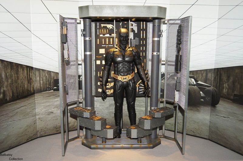 http://i778.photobucket.com/albums/yy67/Batbatsy/Hot%20Toys%20Bat%20Armory/2_zpsec73de5c.jpg