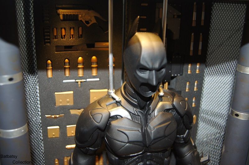 http://i778.photobucket.com/albums/yy67/Batbatsy/Hot%20Toys%20Bat%20Armory/7_zps18c48b3d.jpg