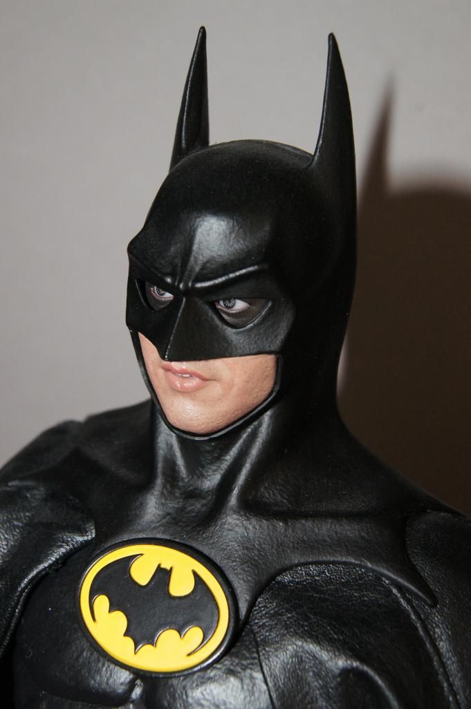 http://i778.photobucket.com/albums/yy67/Batbatsy/Hot%20Toys%20Batman%201989%20Version/12_zps3fbed6b9.jpg