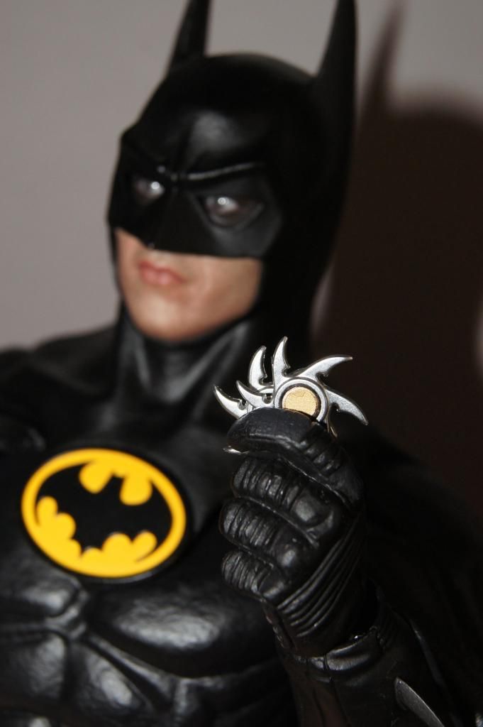 http://i778.photobucket.com/albums/yy67/Batbatsy/Hot%20Toys%20Batman%201989%20Version/17_zpsbfb32e87.jpg