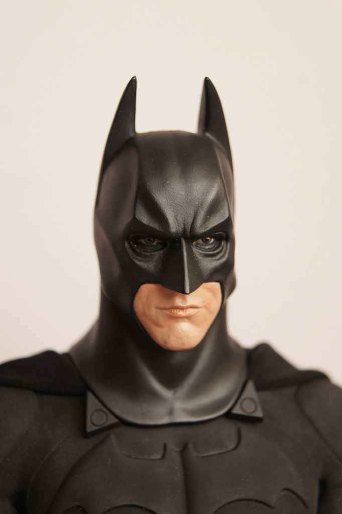 http://i778.photobucket.com/albums/yy67/Batbatsy/Hot%20Toys%20Batman%20begins/DSC04601_zpsusdqil5o.jpg