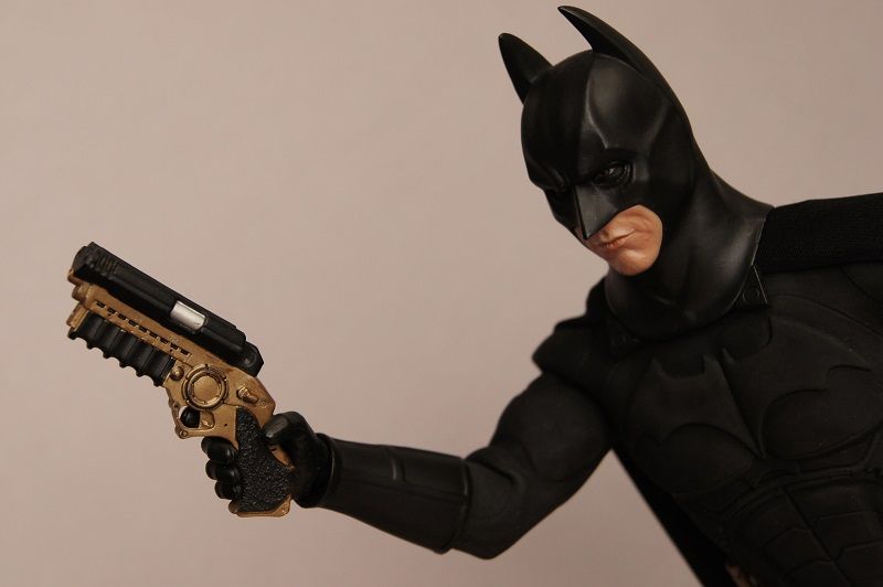 http://i778.photobucket.com/albums/yy67/Batbatsy/Hot%20Toys%20Batman%20begins/DSC04608_zpsftclyr8c.jpg