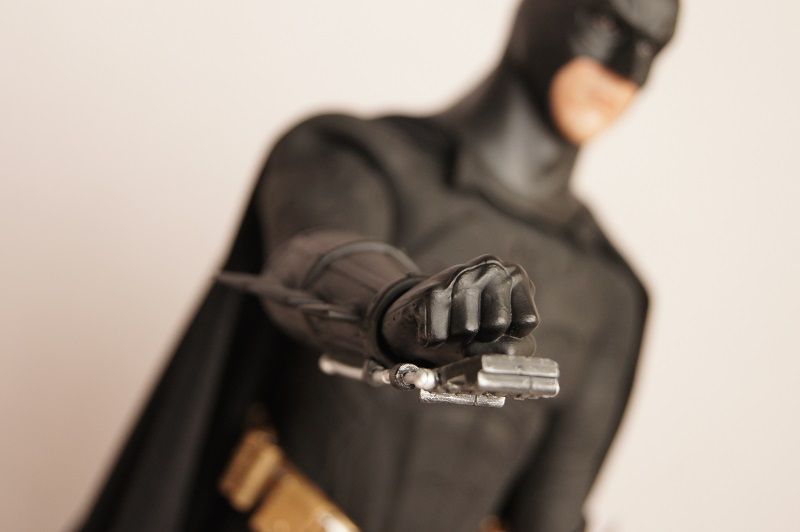 http://i778.photobucket.com/albums/yy67/Batbatsy/Hot%20Toys%20Batman%20begins/DSC04611_zpsgbii6vls.jpg