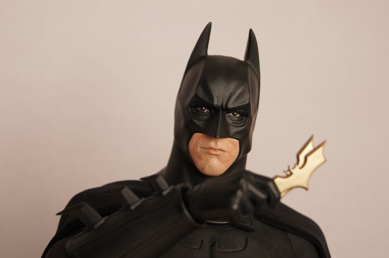 http://i778.photobucket.com/albums/yy67/Batbatsy/Hot%20Toys%20Batman%20begins/DSC04613_zpsyxjvgdrn.jpg