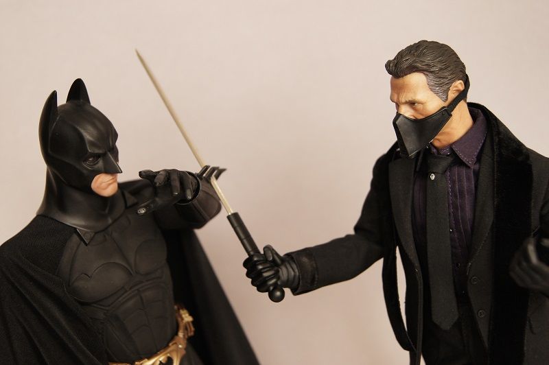 http://i778.photobucket.com/albums/yy67/Batbatsy/Hot%20Toys%20Batman%20begins/DSC04615_zps3odjvtub.jpg