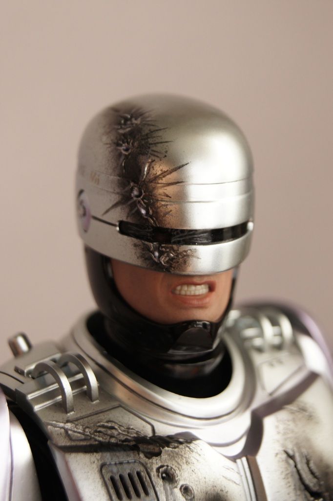 http://i778.photobucket.com/albums/yy67/Batbatsy/Hot%20Toys%20Robocop/18_zpsw5c7wqab.jpg