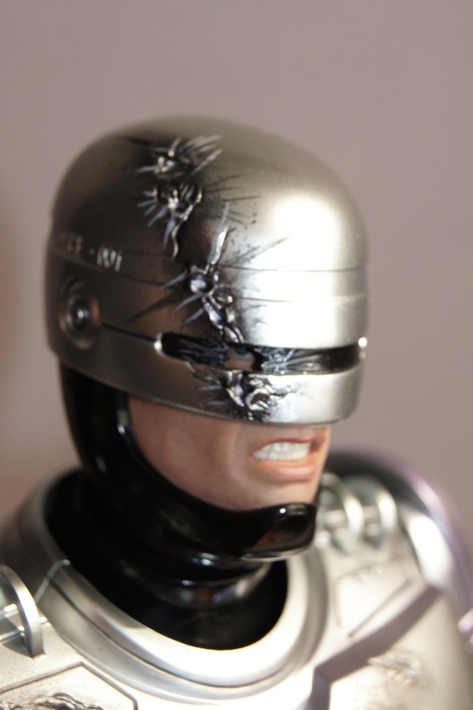 http://i778.photobucket.com/albums/yy67/Batbatsy/Hot%20Toys%20Robocop/19_zpso7tjyl9w.jpg