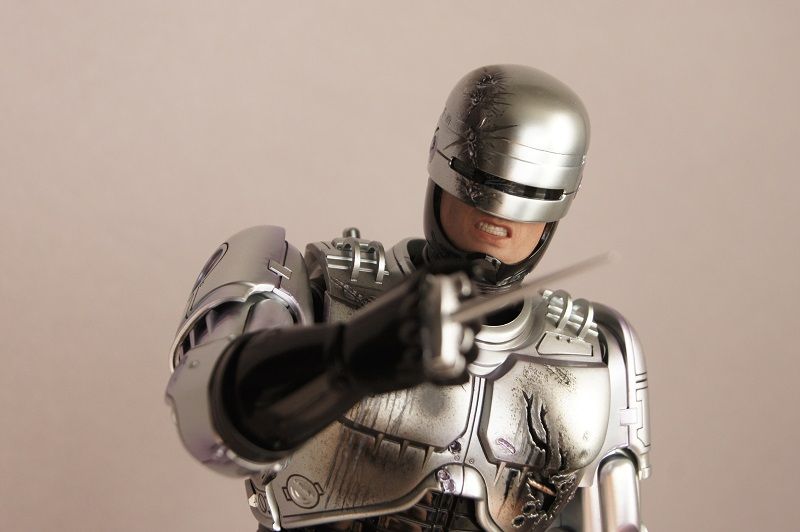 http://i778.photobucket.com/albums/yy67/Batbatsy/Hot%20Toys%20Robocop/23_zpsbfboch7k.jpg