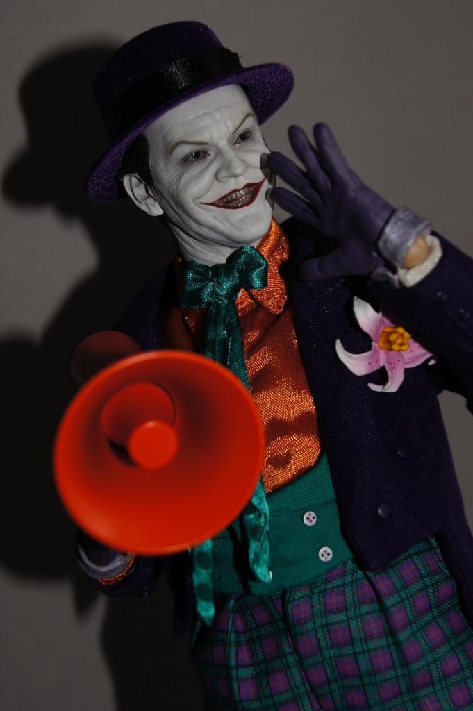 http://i778.photobucket.com/albums/yy67/Batbatsy/Hot%20Toys%20The%20Joker%201989%20Version/11_zps1ced4053.jpg