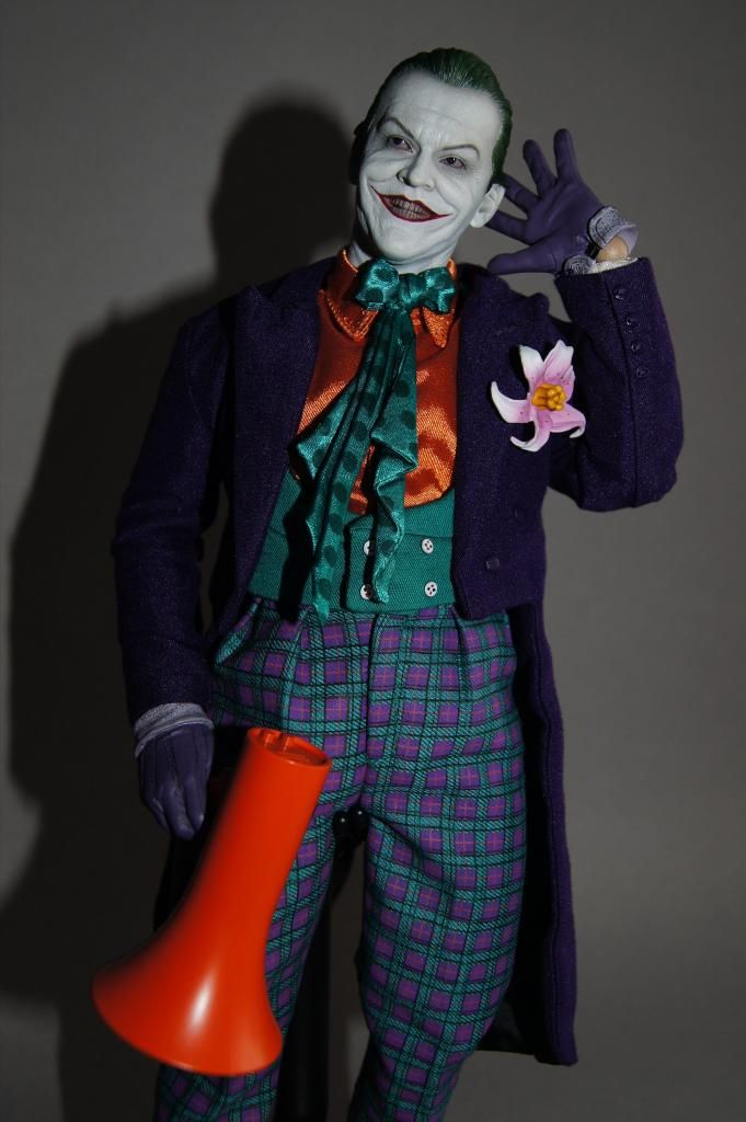 http://i778.photobucket.com/albums/yy67/Batbatsy/Hot%20Toys%20The%20Joker%201989%20Version/12_zpsc0d752a9.jpg