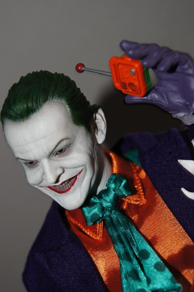 http://i778.photobucket.com/albums/yy67/Batbatsy/Hot%20Toys%20The%20Joker%201989%20Version/15_zps1a21ebc2.jpg