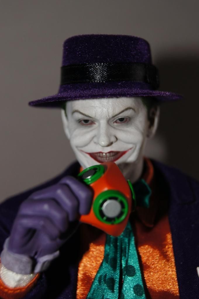 http://i778.photobucket.com/albums/yy67/Batbatsy/Hot%20Toys%20The%20Joker%201989%20Version/17_zps6823fe1c.jpg