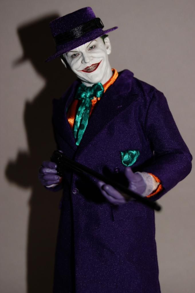 http://i778.photobucket.com/albums/yy67/Batbatsy/Hot%20Toys%20The%20Joker%201989%20Version/22_zps88b92026.jpg?t=1421505404