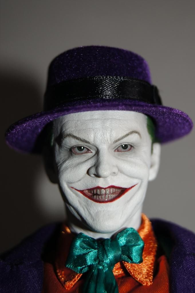 http://i778.photobucket.com/albums/yy67/Batbatsy/Hot%20Toys%20The%20Joker%201989%20Version/6_zps33079ad9.jpg