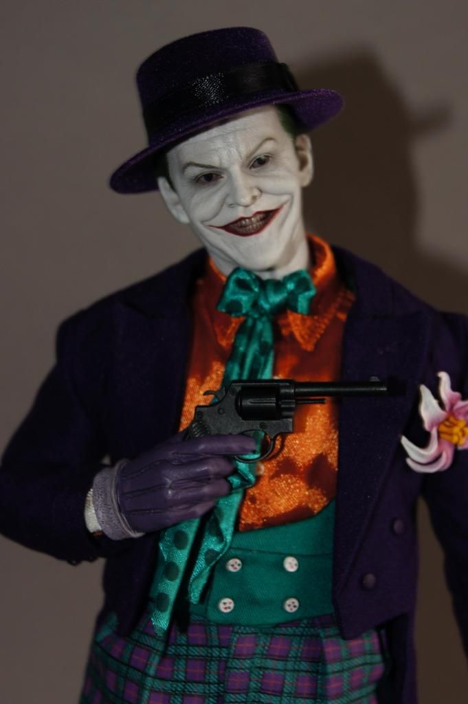 http://i778.photobucket.com/albums/yy67/Batbatsy/Hot%20Toys%20The%20Joker%201989%20Version/8_zps2116f577.jpg