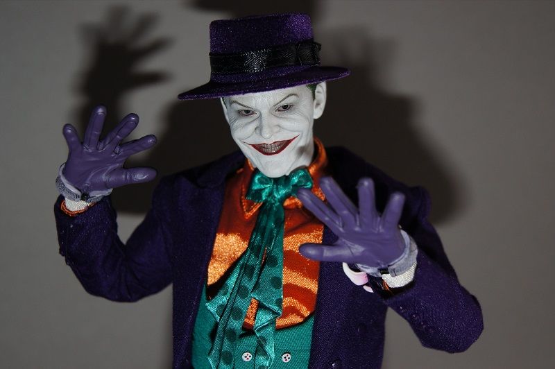 http://i778.photobucket.com/albums/yy67/Batbatsy/Hot%20Toys%20The%20Joker%201989%20Version/8_zps9df59056.jpg